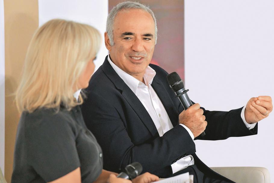 Rozmowa Garry’ego Kasparova i Adama Mokrysza szybko zeszła z torów zwykłej biznesowej konwersacji