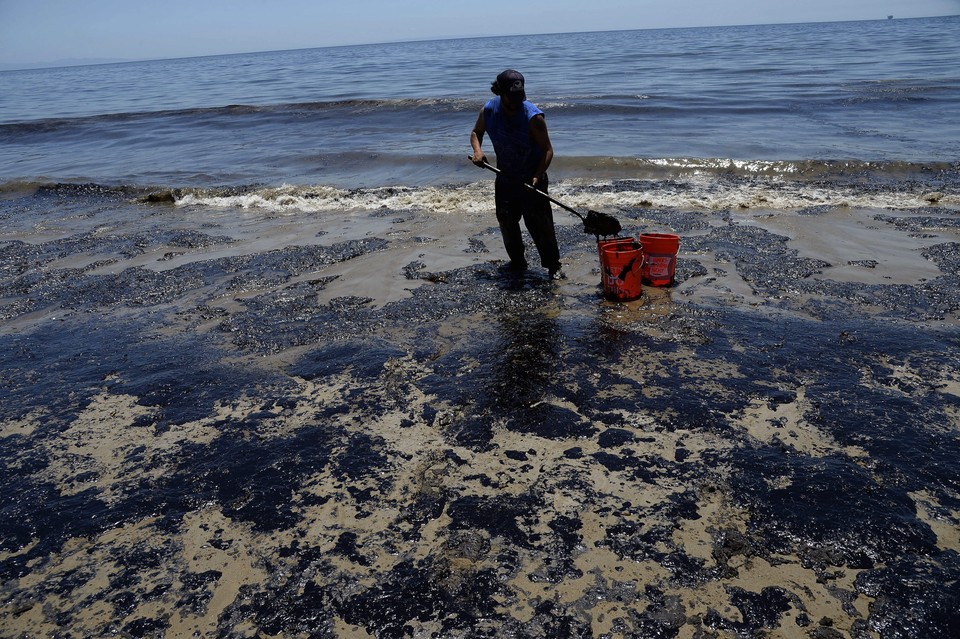 USA CALIFORNIA OIL SPILL (Oil spill on beach near Santa Barbara)