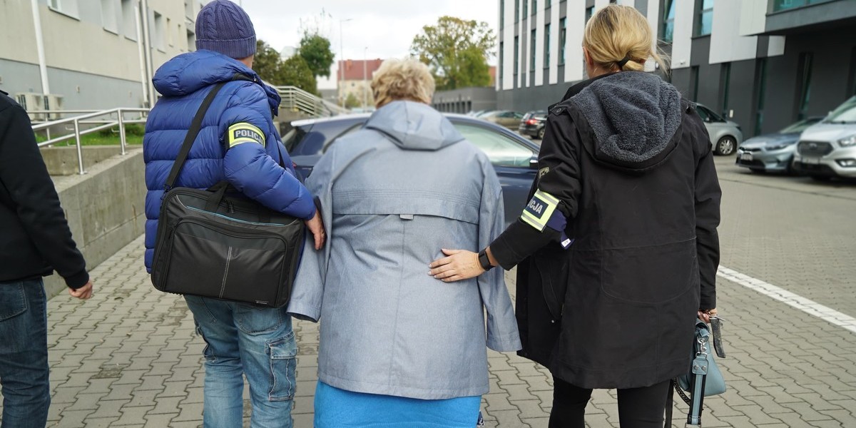 Zatrzymana dyrektorka prowadzona przez funkcjonariuszy. Edukacja? Raczej egzaminy z paragrafów.