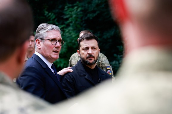 "UKRAJINA ĆE POBEDITI" Starmer iz Kijeva poslao poruku, najavio novu vojnu pomoć od 300 miliona evra: Zelenski mu uručio odlikovanje