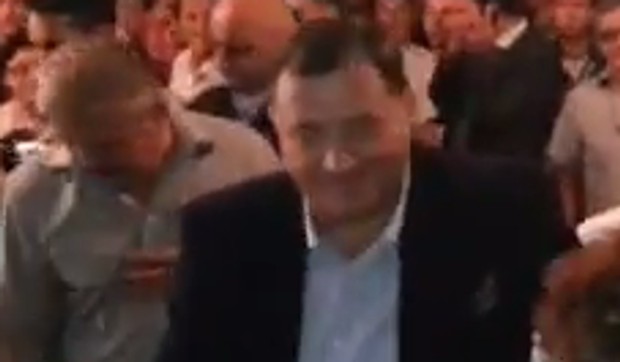 dodik peva