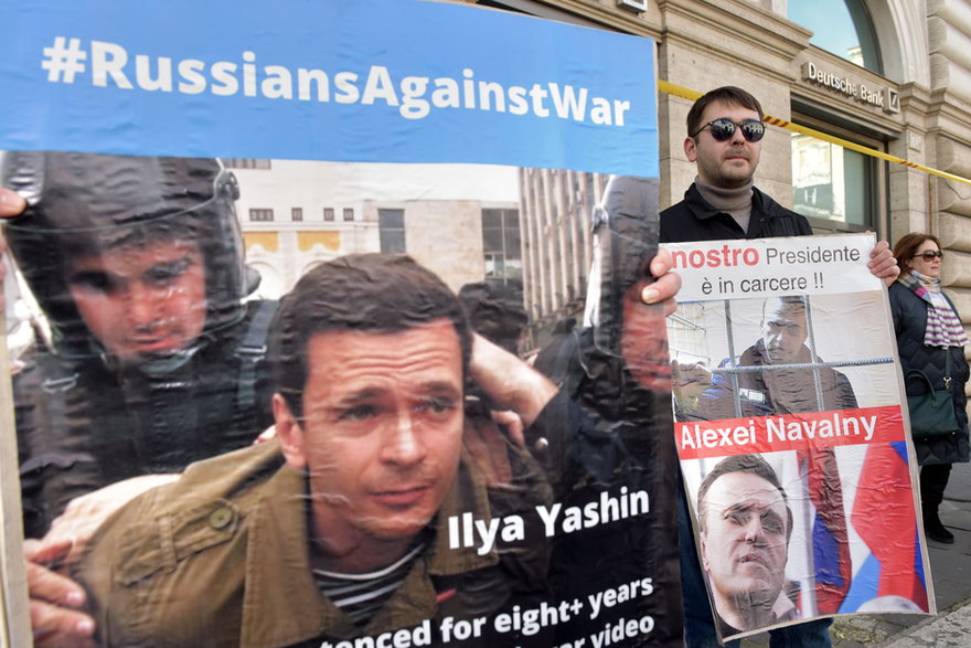 Aktywiści społeczności rosyjskiej we Włoszech demonstrujący na rzecz wolności Aleksieja Nawalnego i wszystkich rosyjskich więźniów politycznych, 21 stycznia 2023 r.