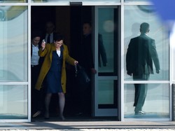 Szpilki ją załatwiły: Ewa Kopacz zakleszczona w wycieraczce na lotnisku!