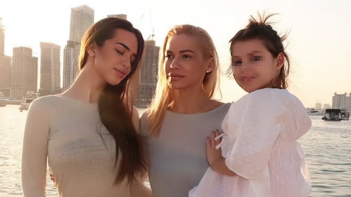 Nataša Bekvalac sa ćerkama