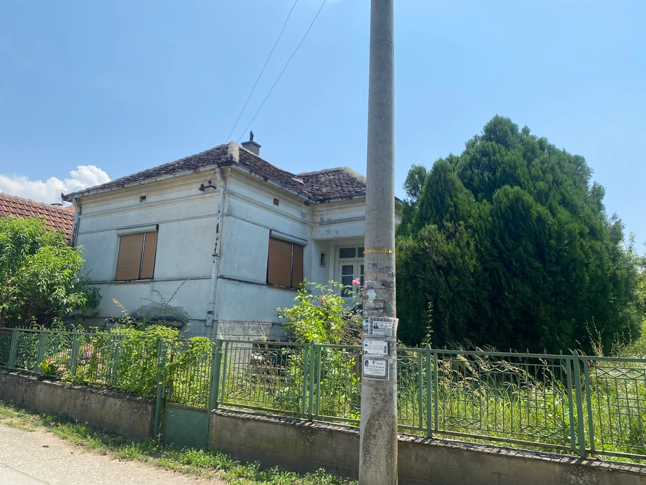 Kuća Ane Nikolić u Donjoj Mutnici sva u korovu