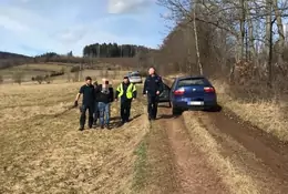 Potrącili policjanta. Przez okno leciały kolce do przebijania opon