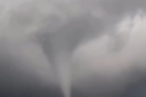 ZASTRAŠUJUĆA POJAVA SNIMLJENA NA NEBU U SRPSKOM KOMŠILUKU Ljudi se prepali, HITNO se oglasili stručnjaci: "Podseća na tornado!"