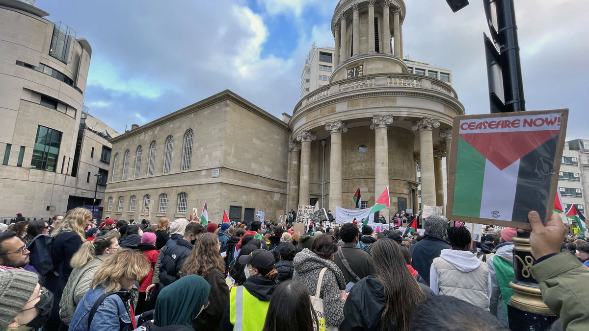 "Oskarżamy cię o ludobójstwo". Brytyjczycy protestują przed siedzibą BBC