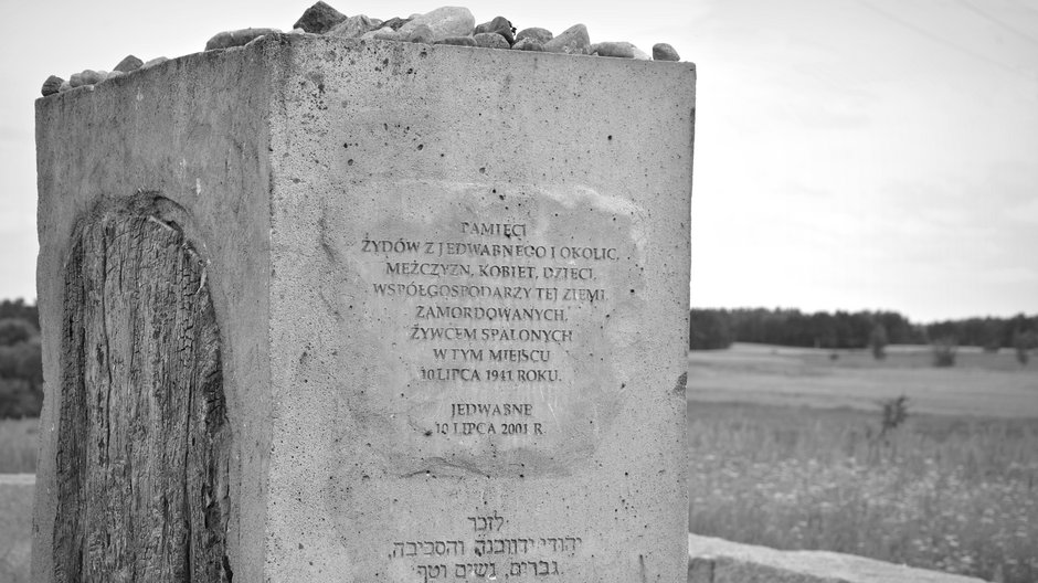 Fragment pomnika upamiętniającego pomordowanych Żydów z Jedwabnego