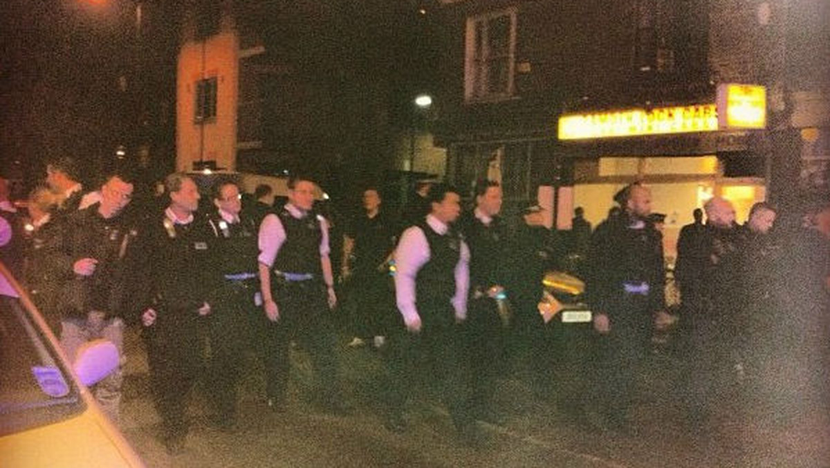Podczas koncertu grupy Kid British w londyńskim klubie Barfly doszło do incydentu z udziałem kiboli skonfliktowanych ze sobą drużyn Millwall i West Ham. Około 50 kibiców wtargnęło do klubu i zaczęło bójkę, w której ucierpieli także uczestnicy koncertu. Policja aresztowała sześć osób. Według zespołu do więzienia trafili także niewinni fani zespołu.