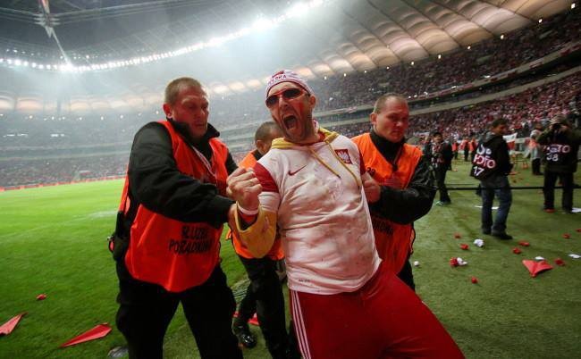 Na kolejne sławne wydarzenie ze Stadionem w roli głównej przyszło poczekać kilka miesięcy, ale zdecydowanie się opłaciło. 16 października 2012 roku Stadion Narodowy został mianowany „Basenem Narodowym”.<br>
Tego dnia miał odbyć się mecz Polska-Anglia w ramach eliminacji do Mistrzostw Świata w Brazylii. Musiał jednak zostać przełożony, murawa nie nadawała się do gry. Padał rzęsisty deszcz, a organizatorzy nie zdołali zamknąć rozsuwanego dachu stadionu. <br>Dwóch kibiców wdarło się na płytę i ślizgało się na zalanej deszczem trawie, naśladując ruchy pływackie.  <br>
Zyskali natychmiast ogromną popularność, internauci założyli im nawet profil na FB „Uwolnić bohaterów Stadionu Narodowego”, którą do dziś lubi ponad 88 tys. internautów.
Organizatorzy nie wykazali się aż takim poczuciem humoru i „bohaterowie” zostali ukarani zakazami stadionowymi. 
<br> foto: ochrona sprowadza kibica z murawy stadionu podczas meczu Polska - Anglia 2012 r. /Tomasz Gzell