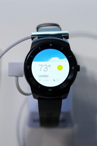 <strong>LG G Watch R</strong><br /><br />

Zegarek ma mieć premierę w październiku 2014 roku. Ekran: 1,3 cala Full Circle P-OLED (320x320 pikseli), procesor: 1,2 GHz Qualcomm Snapdragon 400. <br /><br />

Pamięć operacyjna: 512 MB, pamięć wewnętrzna: 4 GB czyli standard. Niestety standardowa nie jest już cena: minimum 1000 złotych. <br /><br />