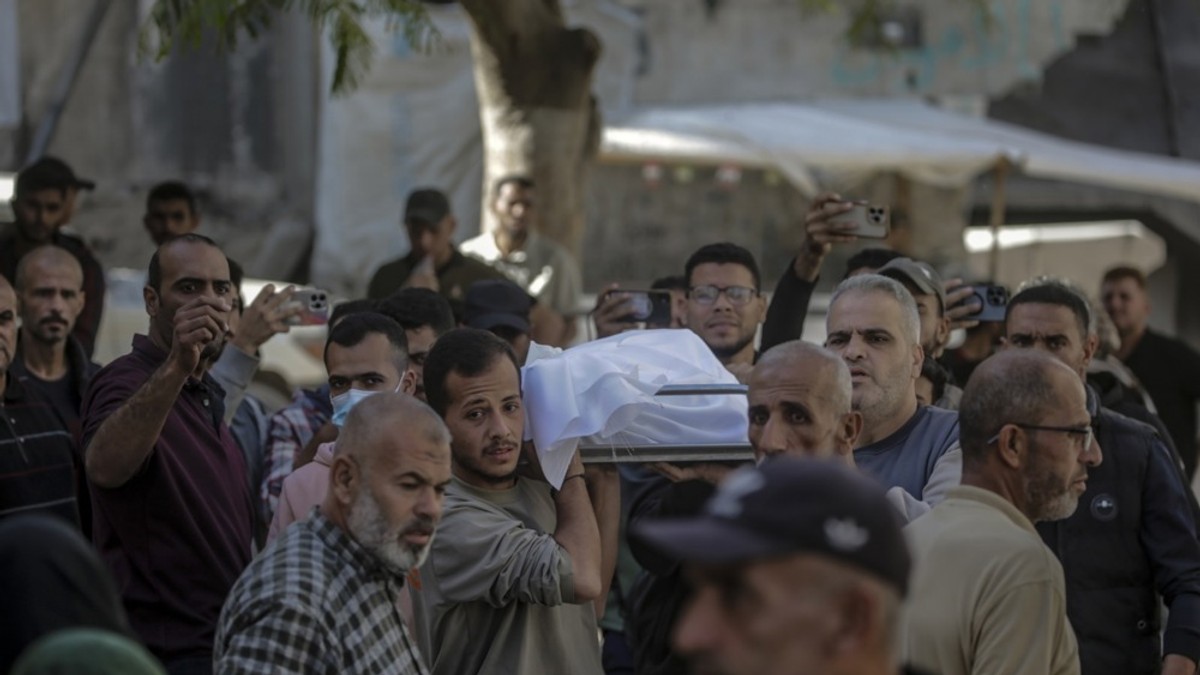 Palestinci nose telo žrtve izraelskog napada u bolnici Al Šifa u Gaza Sitiju 23. novembra