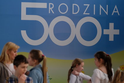 Rząd chwali się liczbą wniosków o 500 plus i 300 plus złożonych przez internet