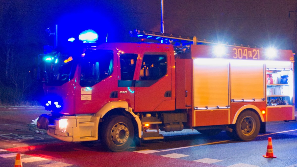 Tragiczny pożar w Tulcach pod Poznaniem. W wyniku zdarzenia jedna osoba straciła życie [Źródło: Onet]