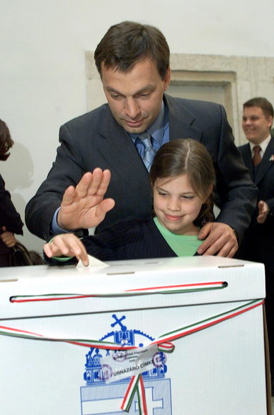Viktor Orban z córką Sarą. 2002 r.