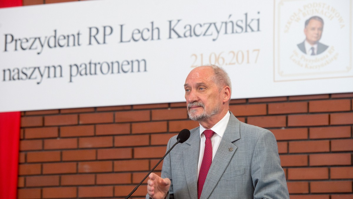 - Państwo polskie było wielką ideą i marzeniem Lecha Kaczyńskiego oraz jego wielkim dokonaniem – podkreślił minister obrony narodowej Antoni Macierewicz, który wziął udział w nadaniu imienia Lecha Kaczyńskiego Szkole Podstawowej w Bujnach (Łódzkie).