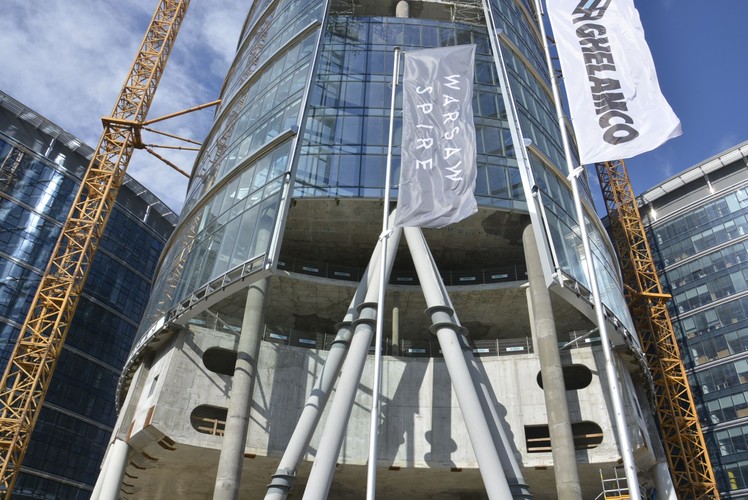 Budowa Warsaw Spire ruszyła w 2011 roku.  Planowany termin otwarcia całego kompleksu to kwiecień 2016 roku. „Pierwszy etap trwał osiem miesięcy i polegał na wykonaniu najgłębszej zrealizowanej dotychczas w Polsce ściany szczelinowej o głębokości ponad 55 metrów.  Po ukończeniu części podziemnych powstawać zaczęły kolejne kondygnacje naziemne. Jako pierwsza, w 2013 roku, ukończona został konstrukcja 55-metrowego budynku B, po nim w 2014 roku konstrukcja budynku C. Równocześnie trwały prace związane z realizacją budynku wieżowego. Zgodnie z przyjętym harmonogramem każda kondygnacja powstawała średnio w ciągu jednego tygodnia” – podaje Ghelamco. Wartość całej inwestycji to 1 miliard zł.