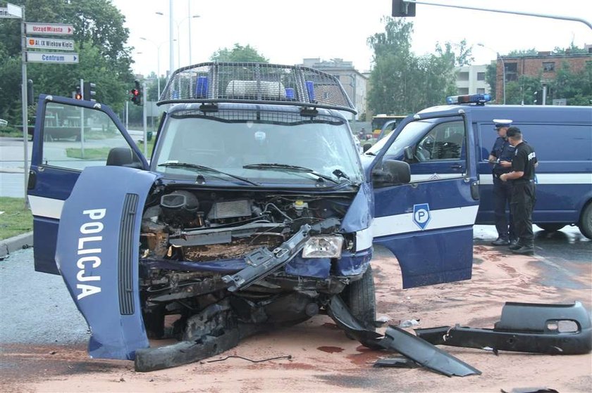 Wjechał w kolumnę policji. Są ranni