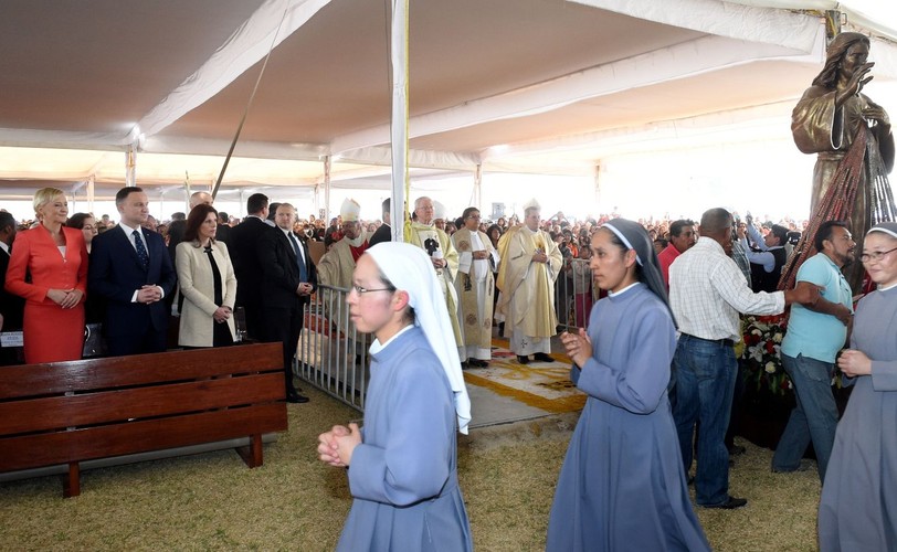 Para prezydencka podczas mszy św. w polskiej misji pallotyńskiej w Sanktuarium Miłosierdzia Bożego w Tenango del Aire