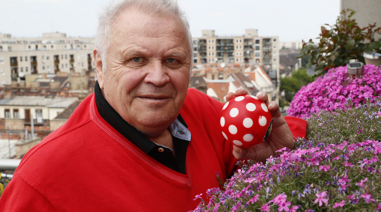 Tibi bácsi még a kedvenc helyére, a tetőteraszra is magával viszi pontos labdáját/ Fotó: Fuszek Gábor 