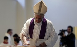 Papież: Patrzeć na kogoś z góry można tylko wtedy, gdy pomaga się mu wstać