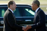 Mark Brzeziński, ambasador USA w Szwecji, wita na lotnisku w Sztokholmie prezydenta Baracka Obamę, wrzesień 2013 r.