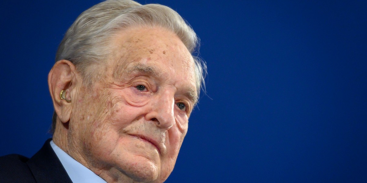  George Soros uważa, że odpowiedzią na rosnący populizm i autorytaryzm polityków, jest wysokiej jakości edukacja, zwłaszcza taka, która uczy krytycznego myślenia i kładzie nacisk na wolność nauki. 