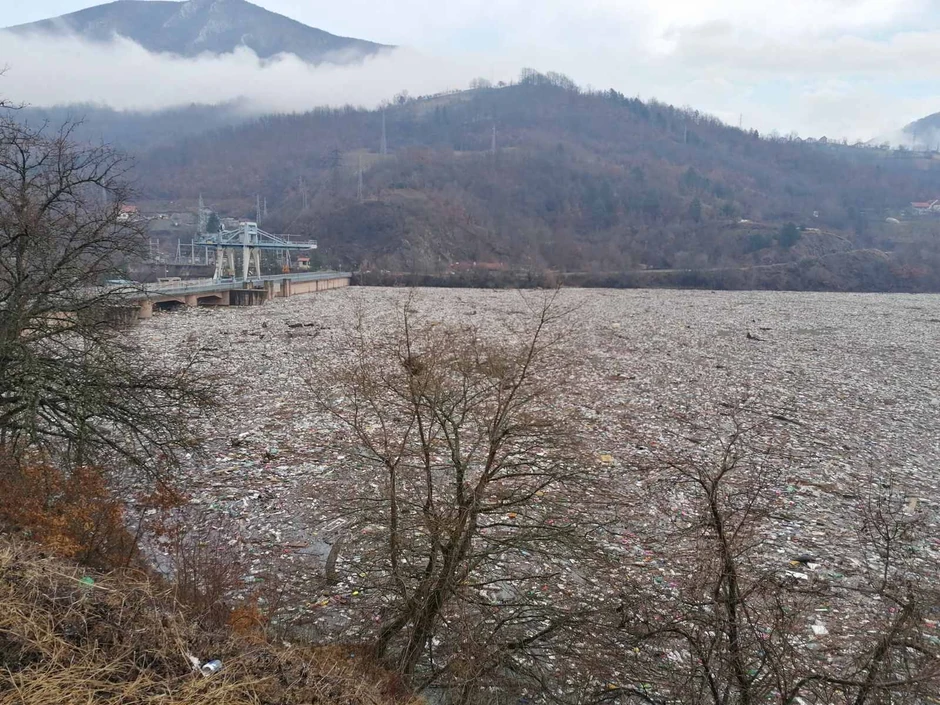 Povšina vode oko brane se ne vidi od smeća