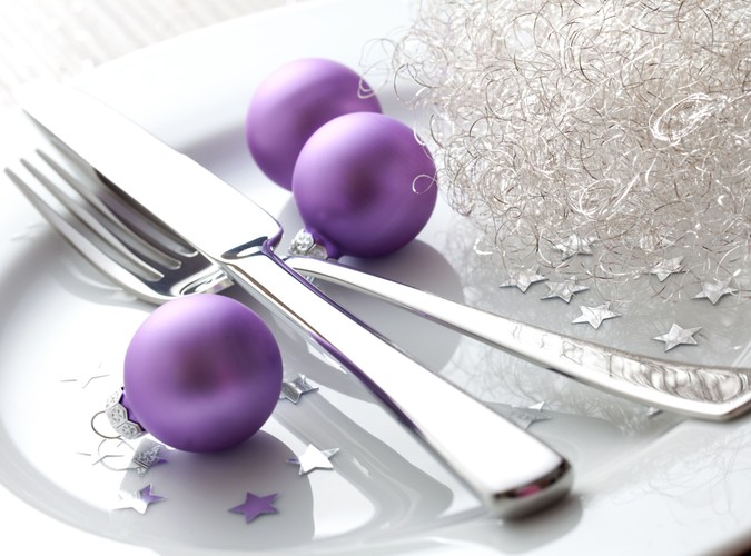 Pozwól, by talerz był pusty. Nie musisz cały czas jeść. Podobno w czasie jednego świątecznego dnia potrafimy zjeść nawet 5000 kcal więcej niż zwykle. Efekt? Nie tylko więcej kilogramów, ale i niestrawność, zaparcia oraz zgaga. Nakładaj więc na talerz małe porcje i po każdej zrób przerwę - odejdź od stołu, wdaj się w dłuższą dyskusję z bliskimi. To pozwoli żołądkowi na przygotowanie się do nowych składników. Uwaga na ciężkostrawne potrawy, tj. sałatka śledziowa, która pozostaje w żołądku nawet 8 godzin - jedz ich niewiele i najlepiej od nich zaczynaj świąteczną ucztę.