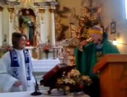 Profanacja w kościele. Przebrali się za księży i "odprawiali mszę"