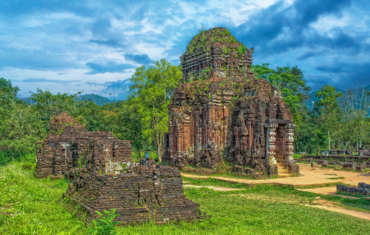 Ruiny hinduistických chrámov My Son uprostred tropickej zelene pripomínajú dávnu éru kráľovstva Čampa. 