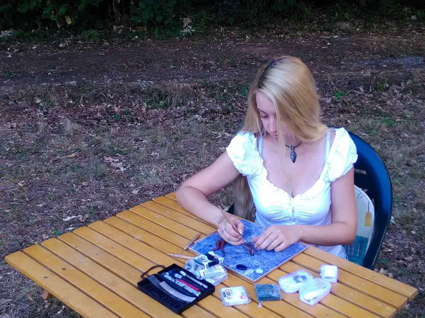 Kad je lepo vreme radionicu preseli u dvorište kuće