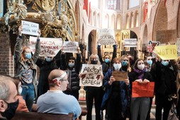 25.10.2020 Poznań, Katedra. Zakłócenie mszy św. przez Strajk Kobiet. Protest przeciwko wyrokowi Trybunału Konstytucyjnego, ograniczającego dostęp do aborcji w Polsce. Fot. Piotr Skórnicki / Agencja Wyborcza.pl