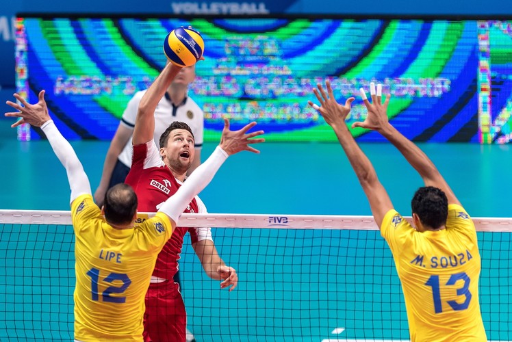 Polak Michał Kubiak (C) oraz Felipe Fonteles (L) i Mauricio Souza (C) z Brazylii