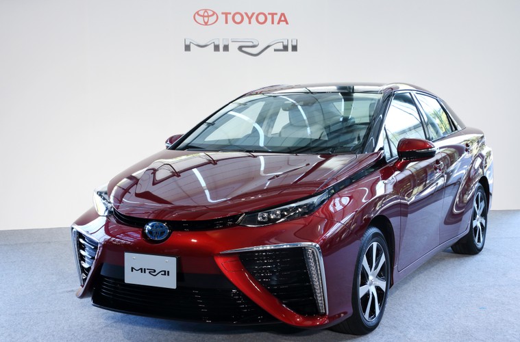 Toyota Mirai ma być kontynuatorem wielkiego rynkowego sukcesu Toyoty Prius – pierwszego w historii seryjnie produkowanego samochodu o napędzie hybrydowym (elektryczno-spalinowym), który pojawił się na rynku w 1997 roku.