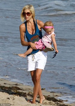 24310_tori-spelling-250-d0001AF86b7e7e58c71d9