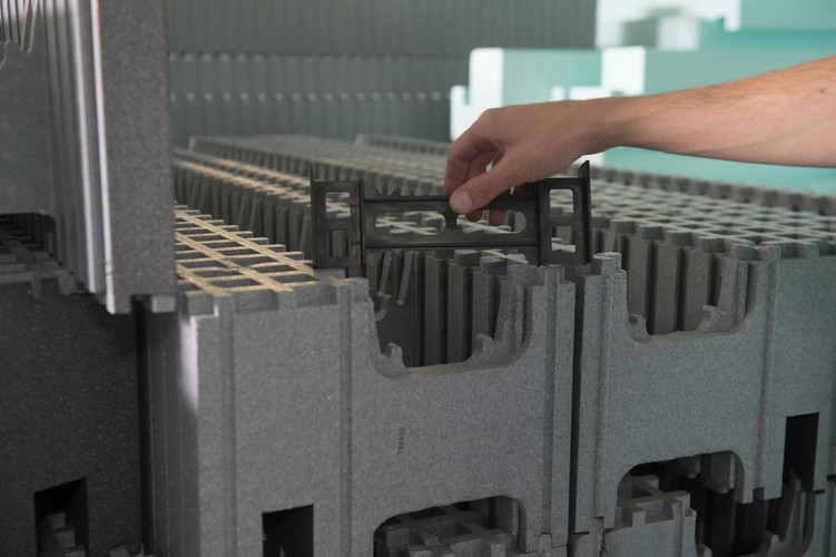 Do dyspozycji jest prawie sto typów kształtek, dzięki którym można dowolnie wymodelować ściany, narożniki, drzwi, okna i wykusze. <br><br>fot.  (gm/mr) PAP/Grzegorz Michałowski