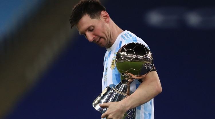 Lionel Messi tartja a gólkirályi címért járó trófeát a Copa América döntője után a brazíliai Maracana stadionban