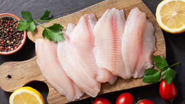 dorsz w sosie szpinakowym z sosem razowym