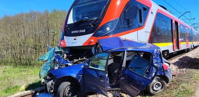 Tragedia w Tomaszowie Mazowieckim. Nie żyje kobieta i 13-letnie dziecko. Przez godzinę walczono o ich życie