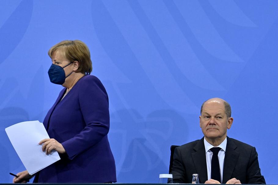 Wygłoszone w trakcie specjalnego posiedzenia Bundestagu w niedzielę 27 lutego słowa kanclerza Olafa Scholza o nowej erze w polityce Niemiec są ostatecznym zerwaniem z polityką prowadzoną przez ostatnich szesnaście lat przez Angelę Merkel