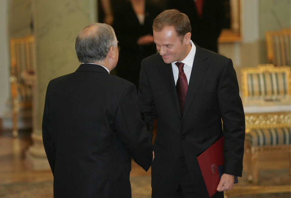 Lech Kaczyński powierza Donaldowi Tuskowi misję tworzenia rządu. 16 listopada 2007 roku. Fot. Wojciech Olkuśnik/Agencja Gazeta