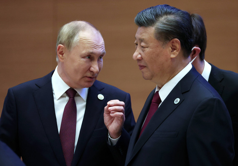Prezydent Rosji Władimir Putin (L) rozmawia z prezydentem Chin Xi Jinpingiem po spotkaniu w wąskim formacie 22. Szczytu Szefów Rady Państw (SCO-HSC) Szanghajskiej Organizacji Współpracy, w Samarkandzie, Uzbekistan, 16 września 2022 r.