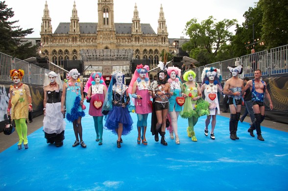 Erotyczne show w kampanii przeciwko AIDS