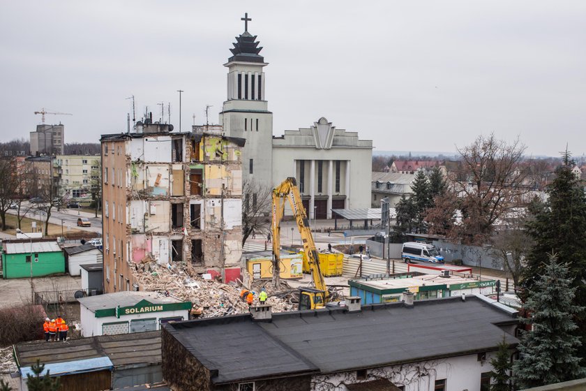 Burzą część zawalonej kamienicy na Dębcu w Poznaniu