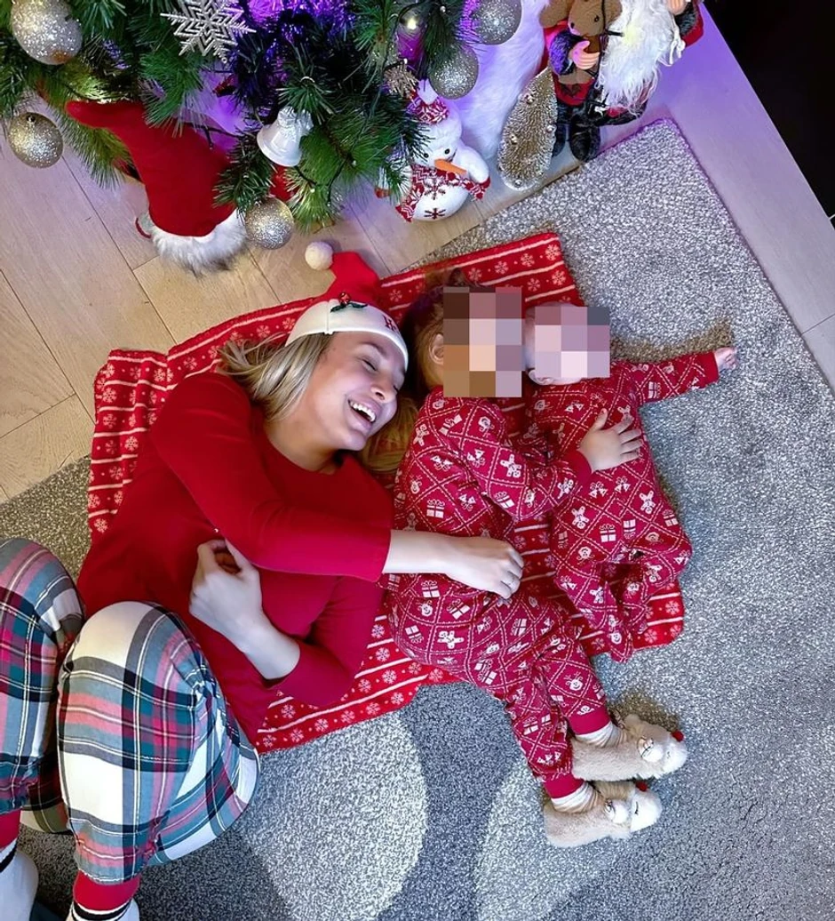 Luna Đogani sa ćerkicama