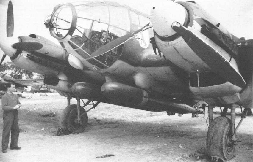 Heinkel He 111 z pułku Kampfgeschwader 26 uzbrojony w dwie torpedy lotnicze, które były podwieszane na wyrzutnikach PVC 1006.