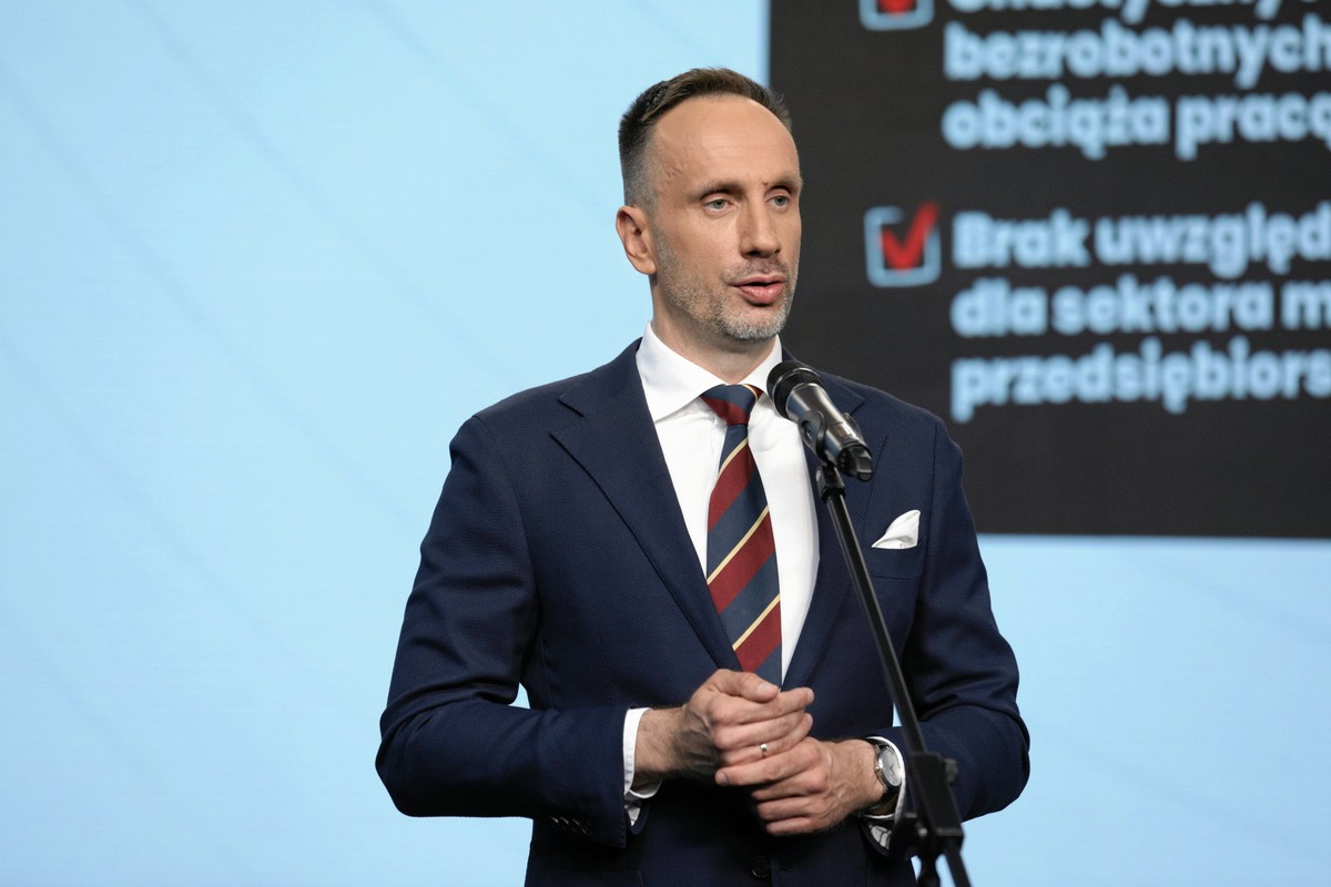01.07.2024 Warszawa , ulica Nowogrodzka, siedziba PiS. Konferencja prasowa przewodnicacego KP PiS Mariusza Blaszczaka, posla PiS do Parlamentu Europejskiego Waldemara Budy i posla KP PiS Janusza Kowalskiego. Fot. Adam Stepien / Agencja Wyborcza.pl