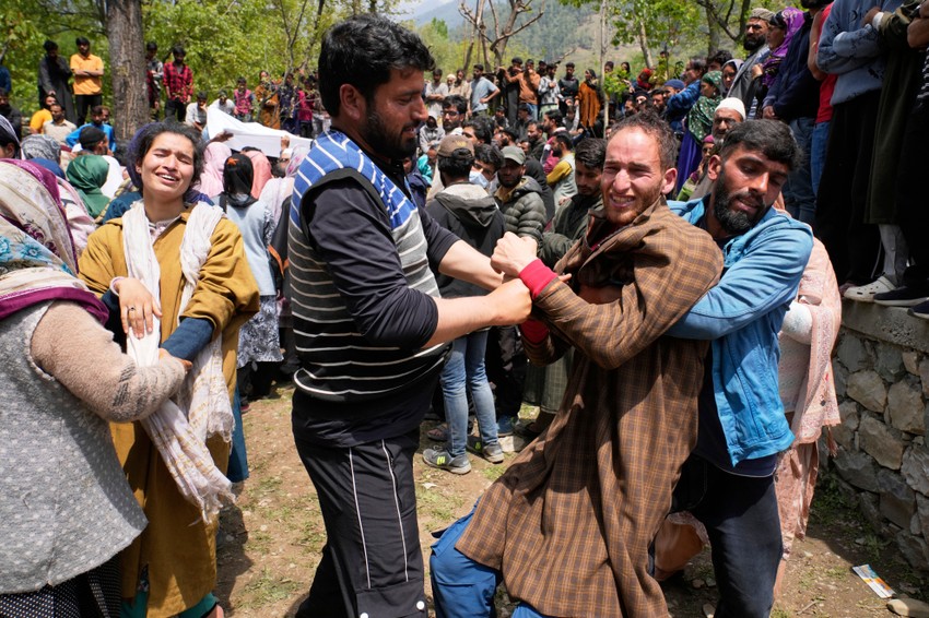 Rođaci žrtava napada u Kašmiru na sahrani u selu Hapatnar, oko 20 km od Pahalgama